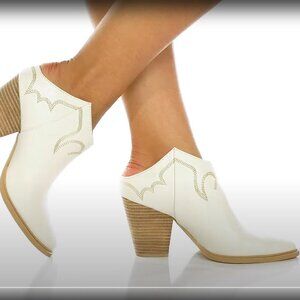 New GENUIN SUEDE  ankle boots booties by DOLCE VITA 382J